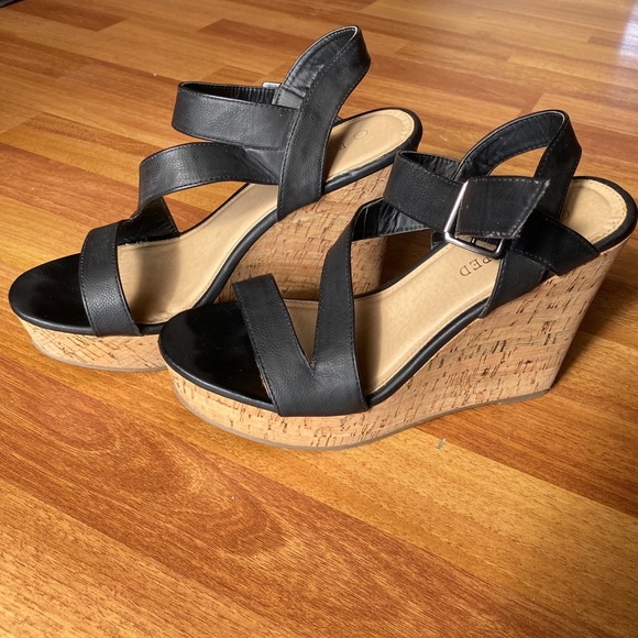 WEDGE HEELS - Picture 3 of 8